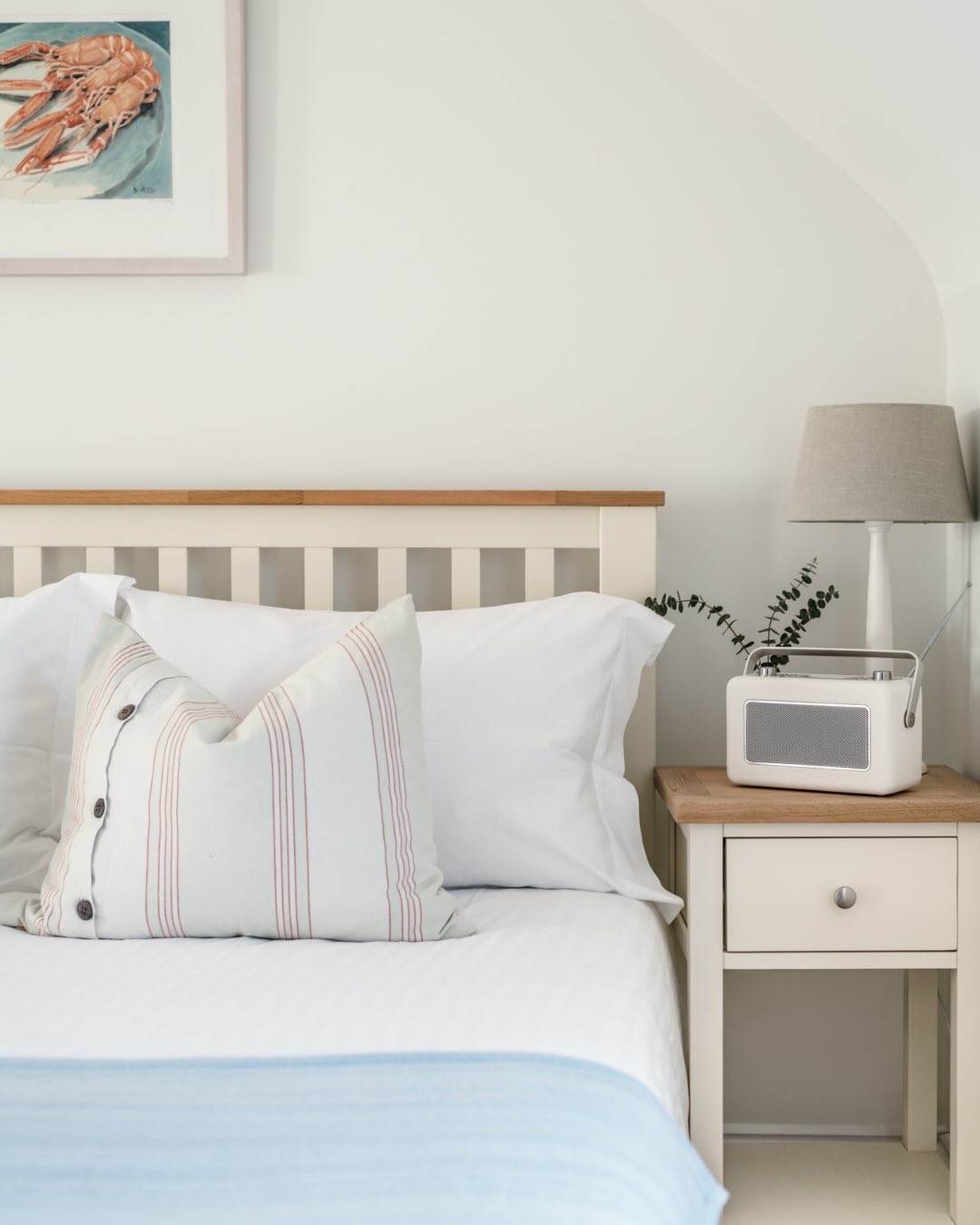 Set among lush, rolling gardens, Brindisi sits quietly in the heart of Highcliffe. A charming cottag