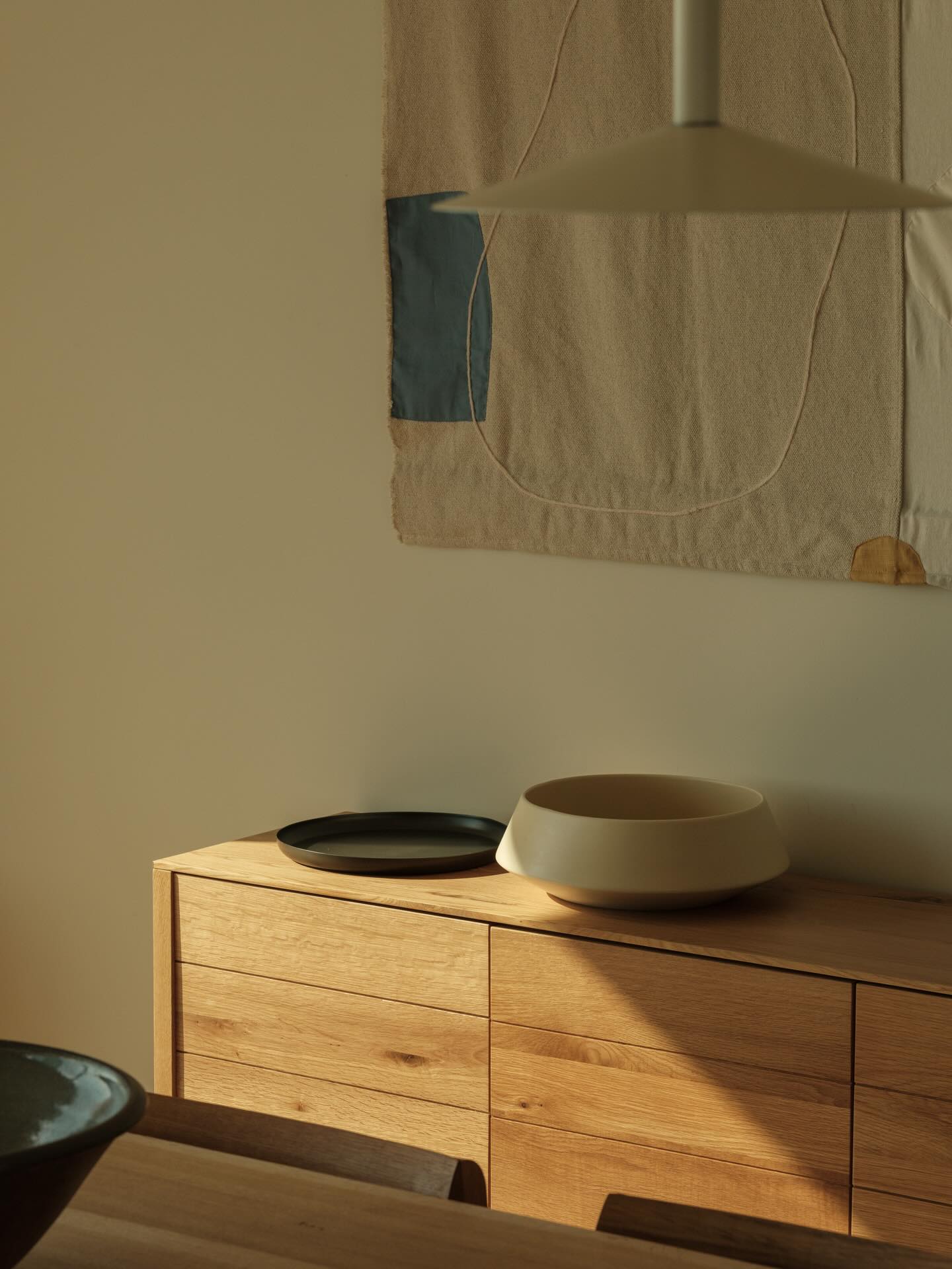 Beauty in simplicity. Summer time at Belanu 🌞

.
.
.

#sunshine #interiors #natural #cornwall #stayh