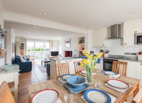 Kitchen & Dining Area